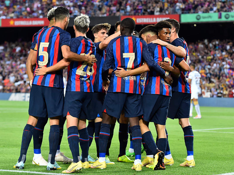 لاعبين فريق برشلونة