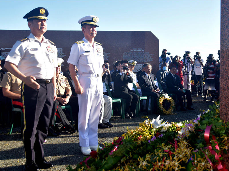 رئيس الأركان الياباني كوجي يامازاكي أمام النصب التذكاري لمعركة غوادالكانال بجزر سليمان   (أ ف ب)