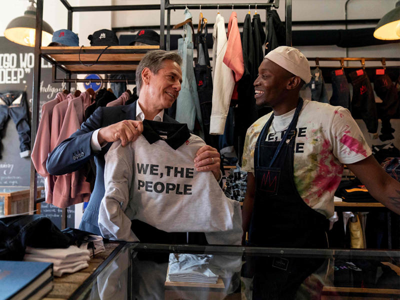  وزير الخارجية الأميركي أنتوني بلينكن يتحدث مع مصمم أزياء في جوهانسبورغ  (أ ف ب)