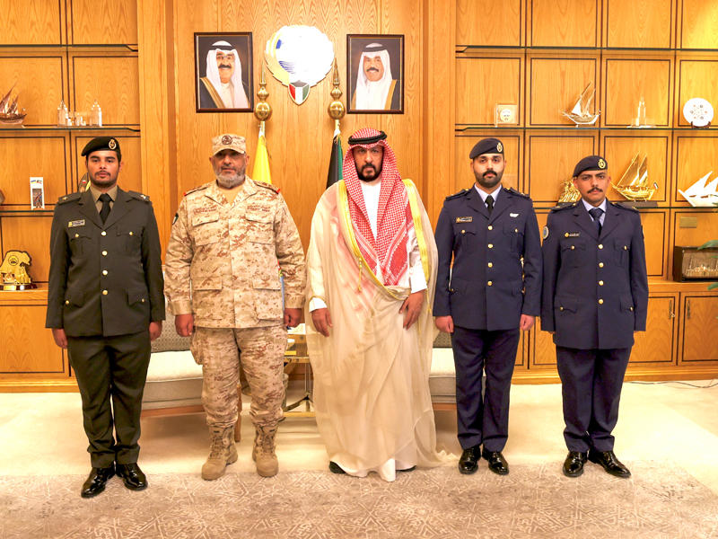 نائب رئيس مجلس الوزراء وزير الدفاع وزير الداخلية بالوكالة الشيخ طلال الخالد والفريق الركن خالد الصالح مع بعض الضباط