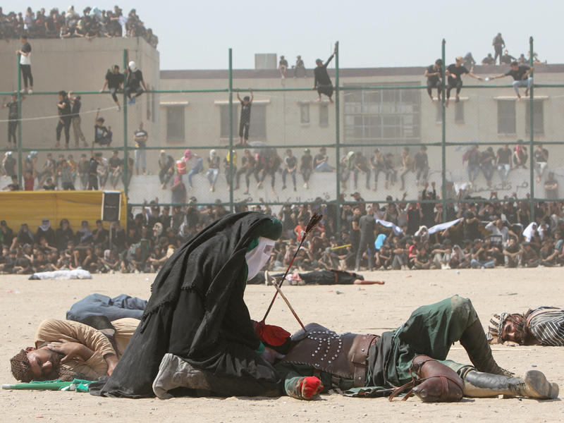 مشهد تمثيلي لواقعة الطف في كربلاء أمس (رويترز)