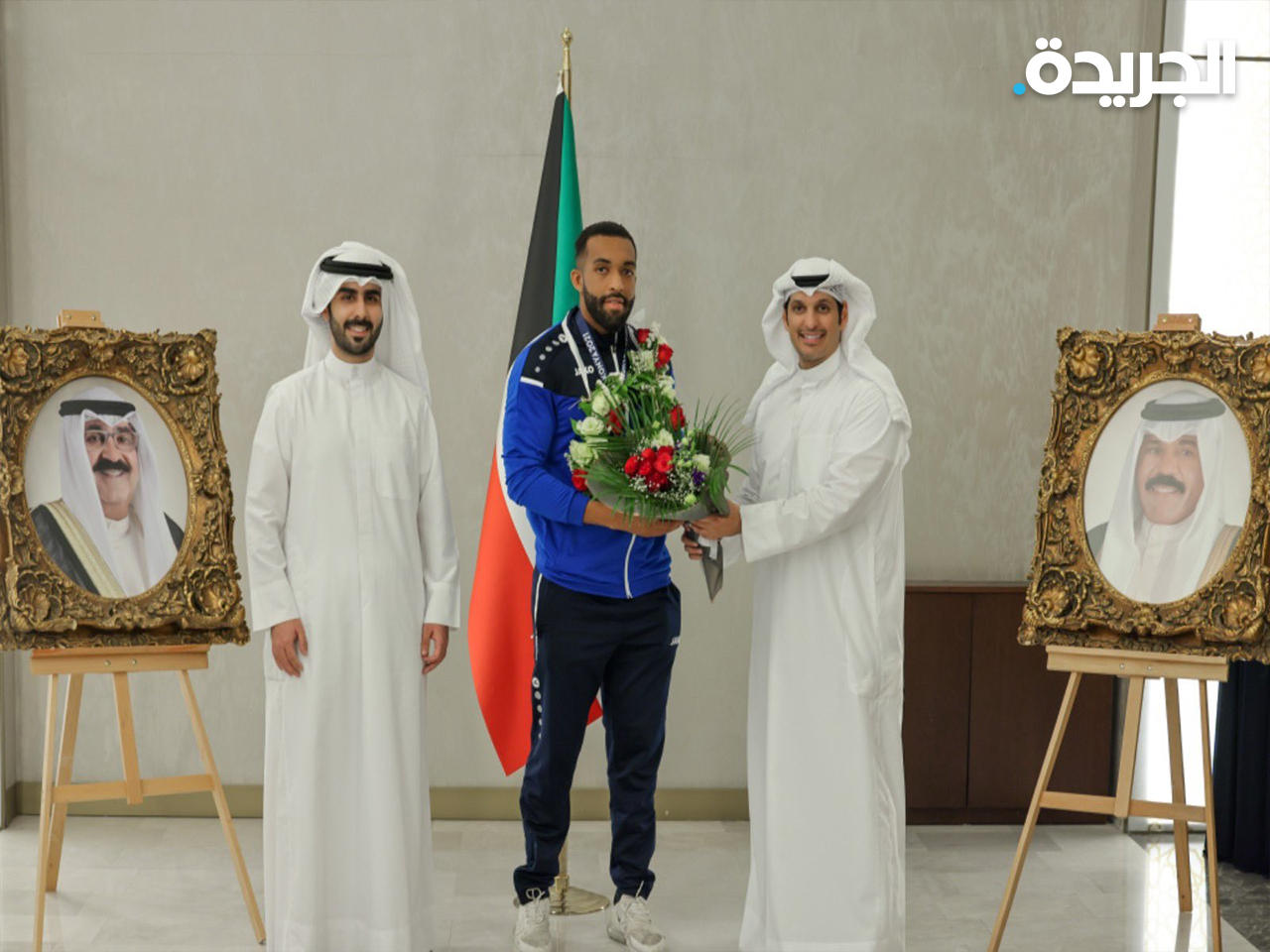 وزير الإعلام وزير الدولة لشؤون الشباب مكرماً البطل ماجد الزيد بحضور عضو مجلس إدارة اللجنة الأولمبية الكويتية الشيخ جابر الثامر