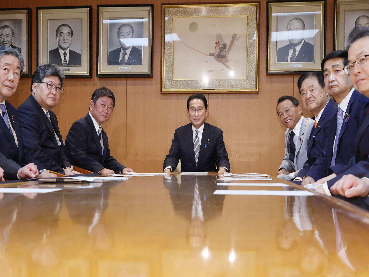 رئيس الوزراء الياباني فوميو كيشيدا مترأساً اجتماع مجلس إدارة الحزب الليبرالي الديمقراطي