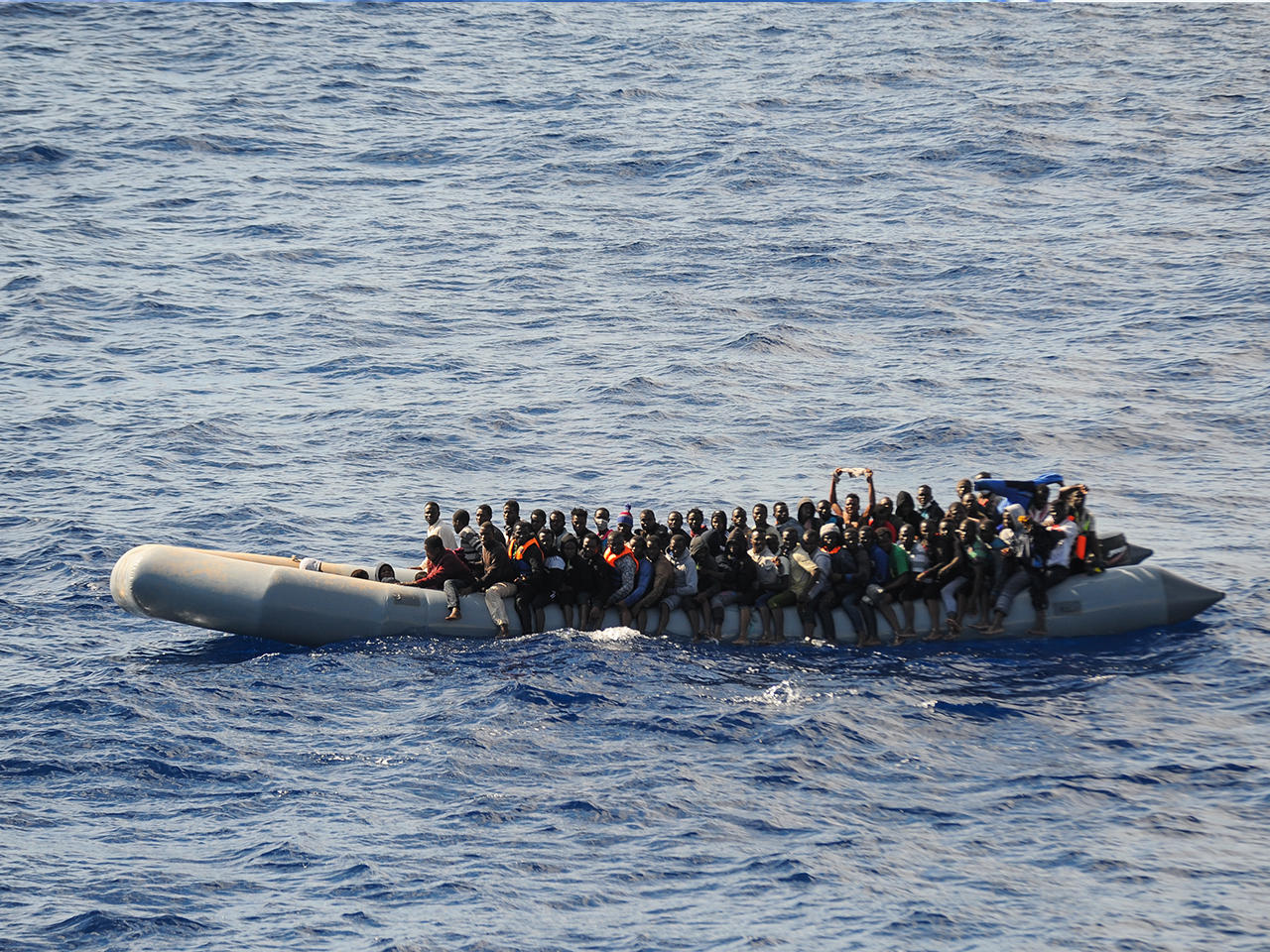 مركب هجرة غير شرعية - أرشيف