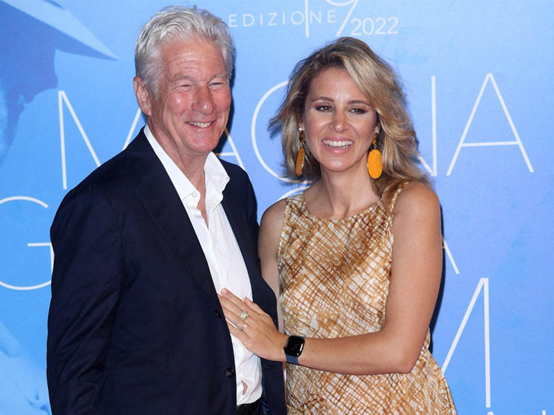 الممثل ​ريتشارد غير​ وزوجته الصحافية والناشطة الإسبانية أليخاندرا سيلفا