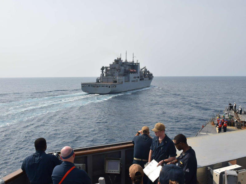 مشاة البحرية الأميركية خلال تدريبات «الغضب العارم» مع القوات السعودية في البحر الأحمر أمس (سانتكوم)