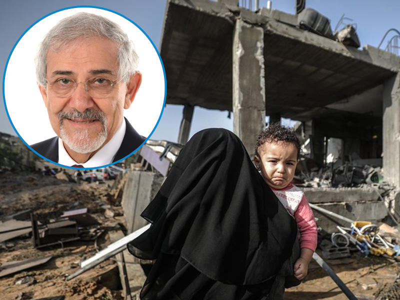البيوت المدمرة في قطاع غزة وفي الاطار رئيس مجلس إدارة الجمعية د. هلال الساير
