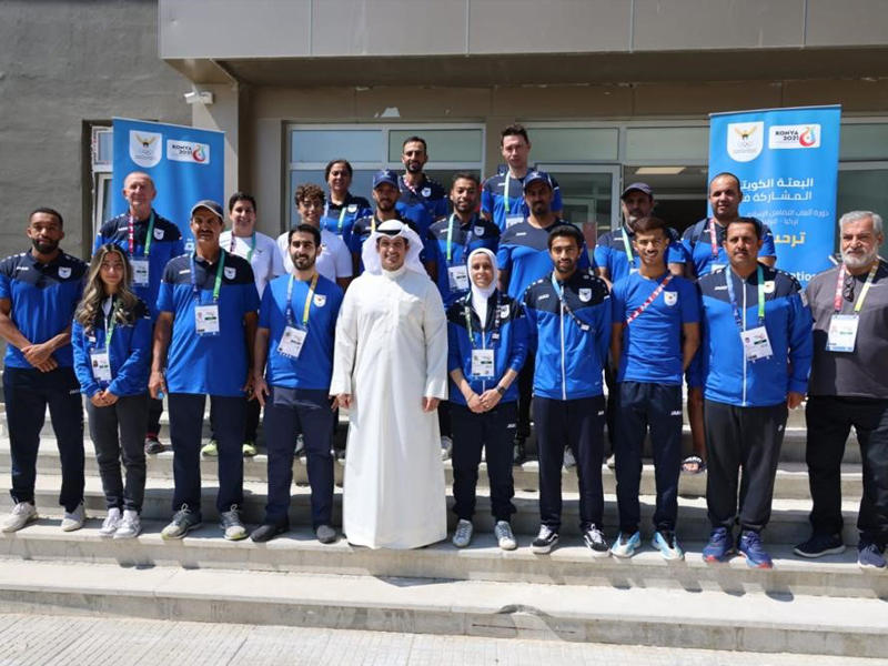 ممثل صاحب السمو متوسطاً لاعبي الكويت