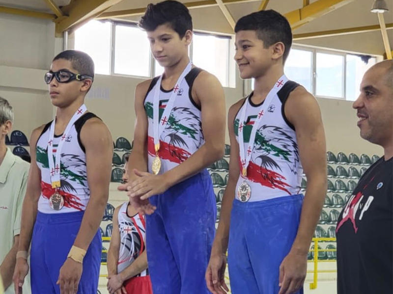 الفائزون في بطولة المنتخب التنافسية على منصة التتويج