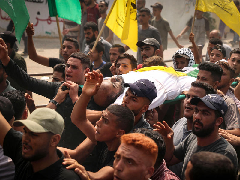 تشييع أول فلسطيني توفي متأثراً بجراحه بعد الهدنة في بيت حانون أمس (أ ف ب)