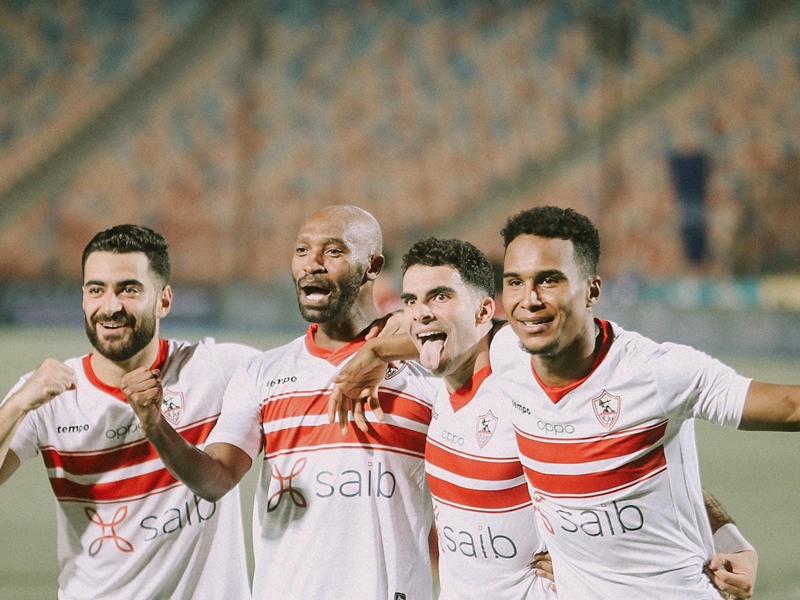 أحمد سيد زيزو محتفلاً مع زملائه بتسجيل الهاتريك