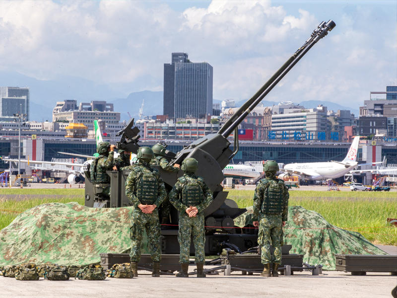 طاقم مدفع يطلق النار خلال مناورات في تايوان الاثنين الماضي (رويترز)