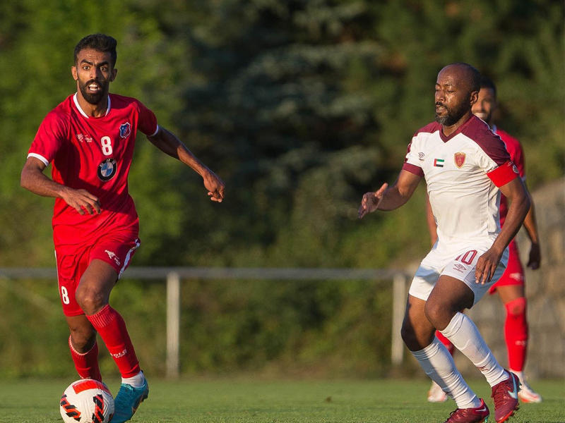 الظفيري في صراع على الكرة مع إسماعيل مطر لاعب الوحدة