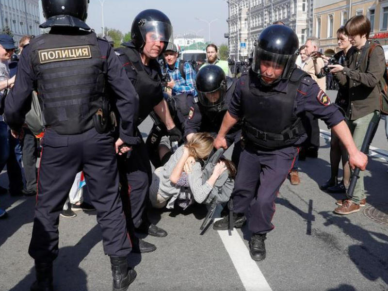 الشرطة الروسية خلال تعاملها مع احتجاج ضد بوتين