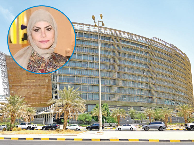 مبنى وزارة التربية وفي الاطار مديرة الإدارة بالإنابة حميدة القلاف