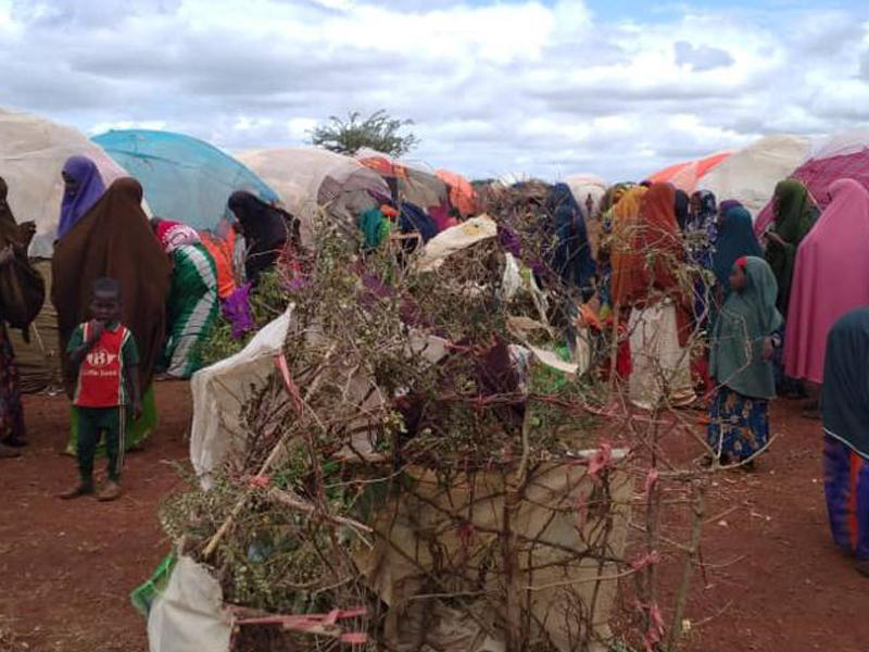 جانب من المساعدات المقدمة من الجمعية الكويتية للوقف الإنساني والتنمية للمتضررين من المجاعة والجفاف بالصومال