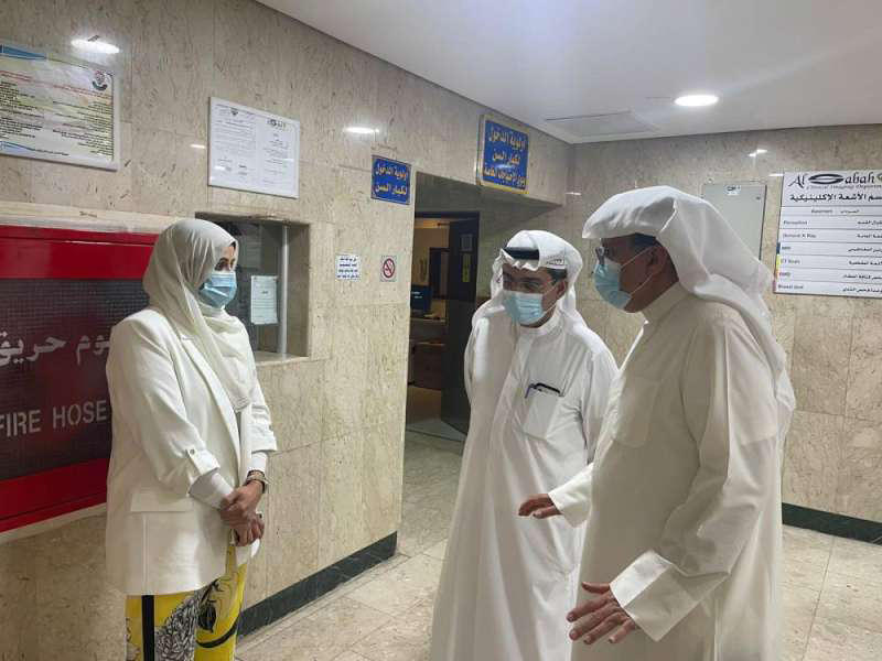 الوزير السعيد متفقداً المستشفى أمس