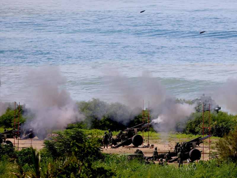 الجيش التايواني يطلق قذائف مدفعية خلال تدريبات عسكرية (رويترز)