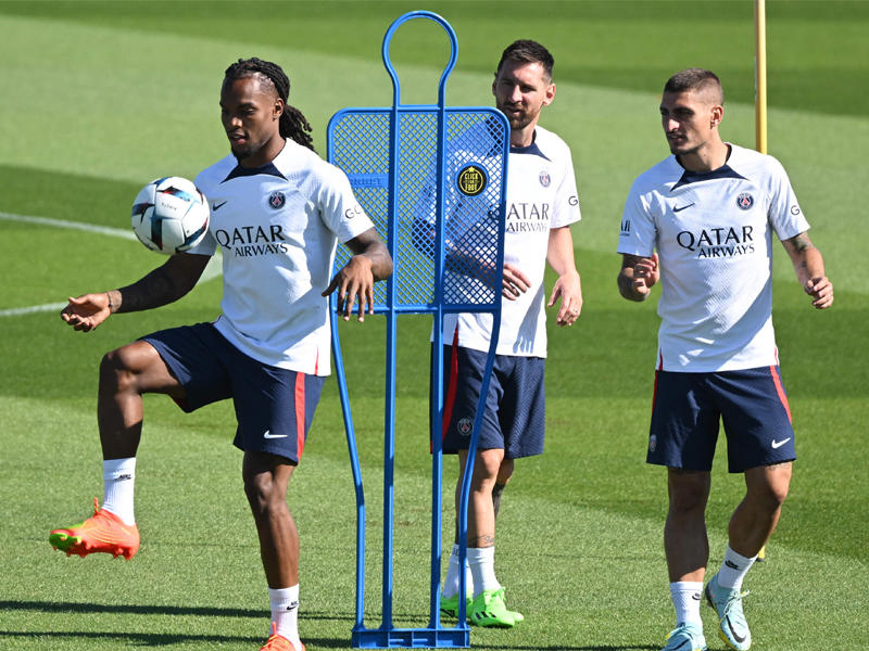 جانب من تدريبات سان جرمان استعداداً لمونبلييه (أ ف ب)