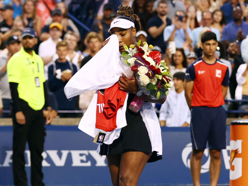 سيرينا تمسح دموعها بعد خسارتها المباراة (أ ف ب)