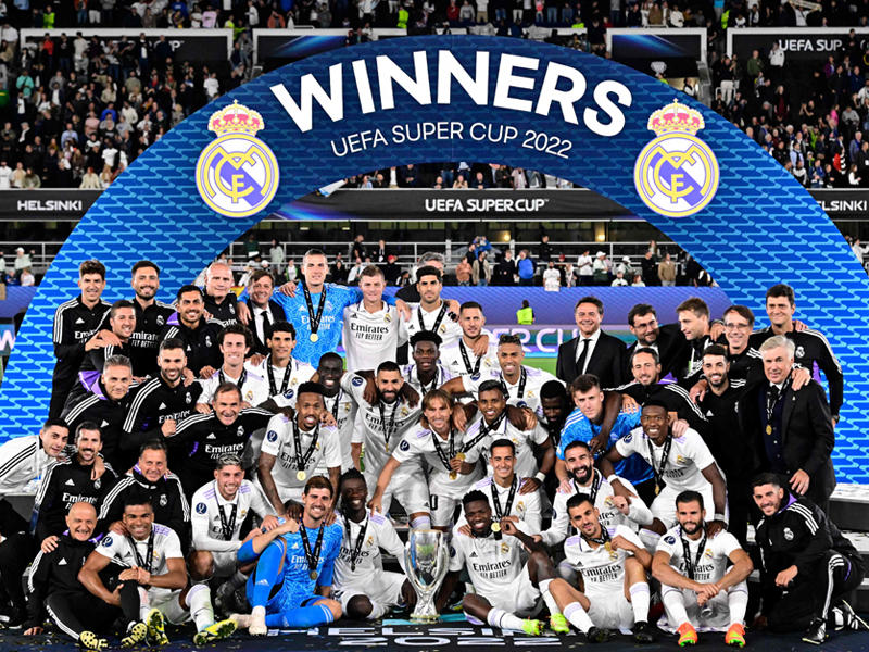 لاعبو ريال مدريد يحتفلون بكأس السوبر الأوروبية (أ ف ب)