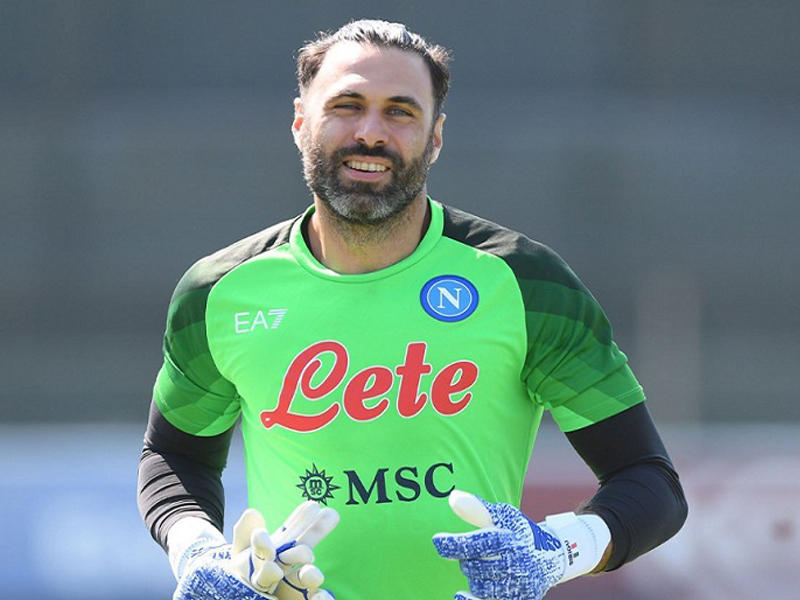  الحارس الدولي المخضرم سالفاتوري سيريغو