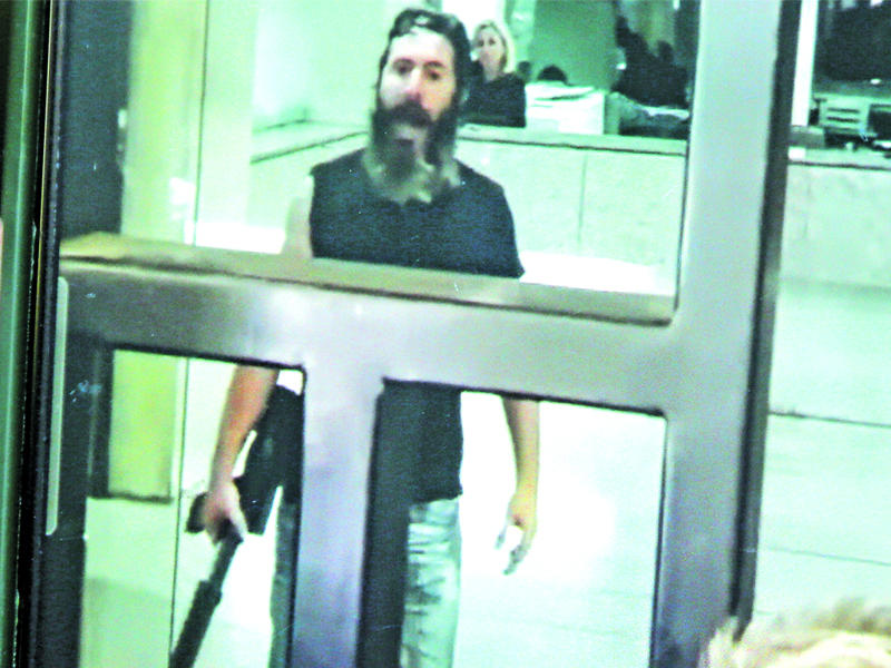 حسين يفاوض الأمن من داخل المصرف أمس