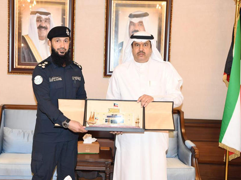 المحافظ مكرماً أحد المسؤولين الأمنيين