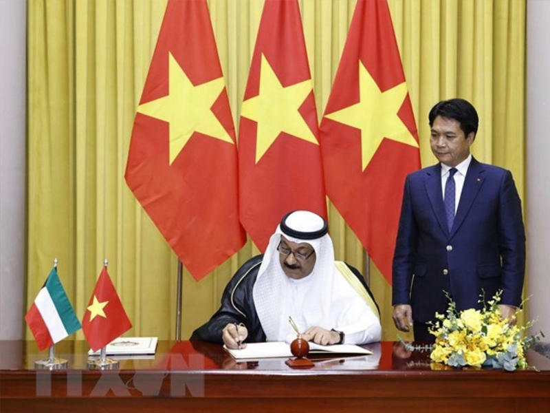 سفير الكويت لدى فيتنام يوسف الصباغ خلال تقديم أوراق اعتماده