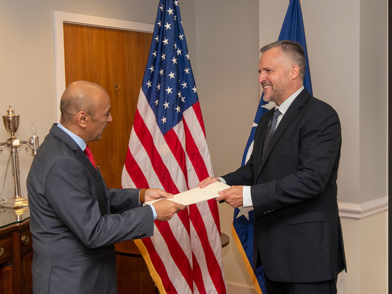 البديوي يقدم نسخة من أوراق اعتماده