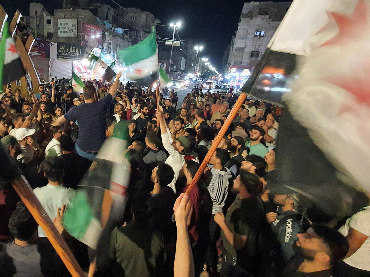 سوريون يتظاهرون رفضاً لدعوة وزير الخارجية التركي المصالحة مع نظام بشار الأسد