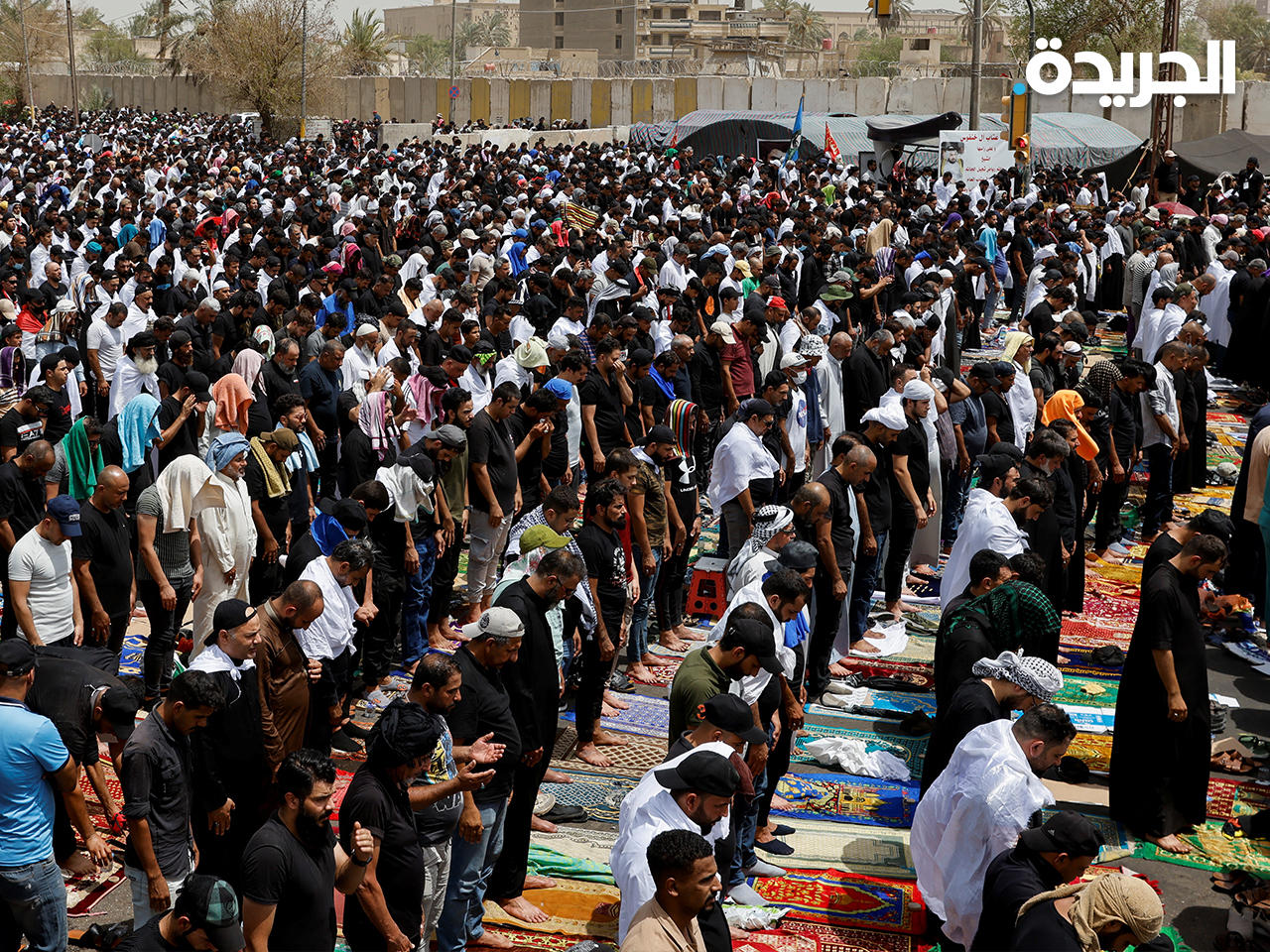 أتباع الزعيم الشيعي مقتدى الصدر يؤدون صلاة الجمعة الموحدة