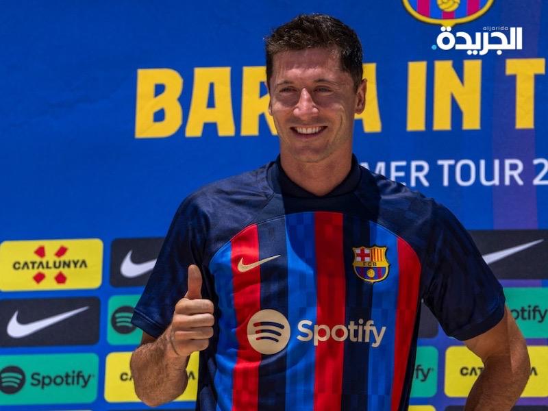 ليفاندوفيسكي لحظة تقديمه لاعباً جديداً لبرشلونة