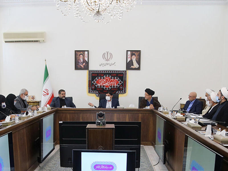 مخبر مترئساً اجتماعاً حكومياً في طهران أمس (إرنا)