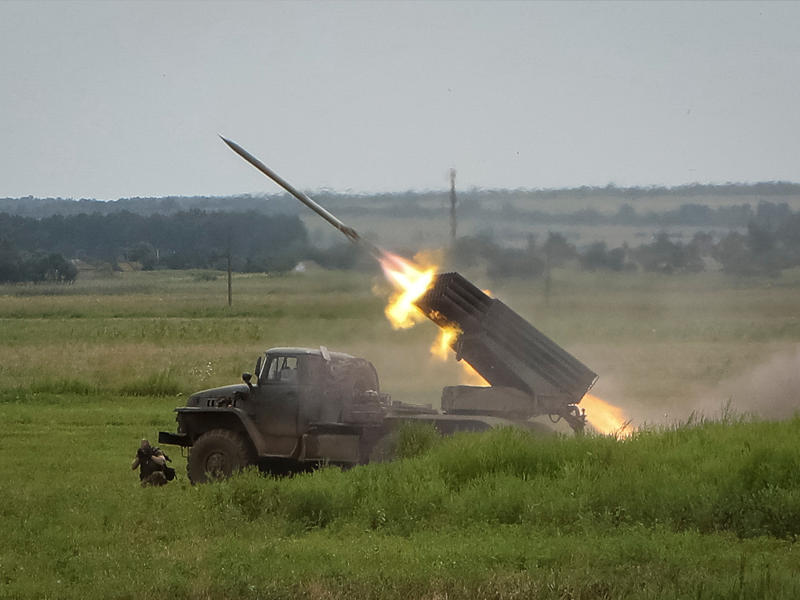 راجمة صواريخ أوكرانية على الجبهة في خاركيف (رويترز)