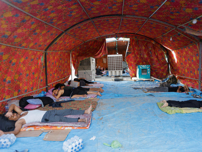 أنصار «الإطار» داخل خيمتهم خارج المنطقة الخضراء أمس (رويترز)