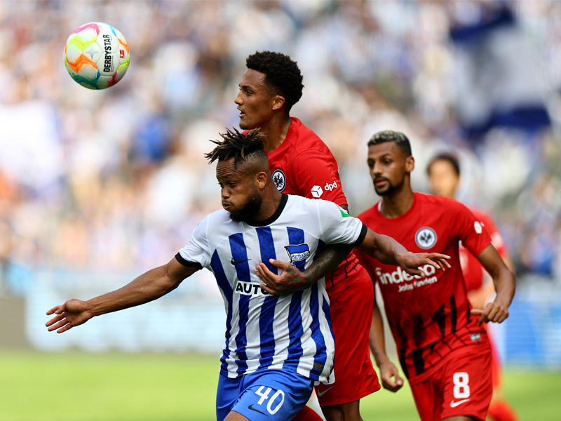 جانب من مباراة هرتا برلين مع فرانكفورت  (رويترز)