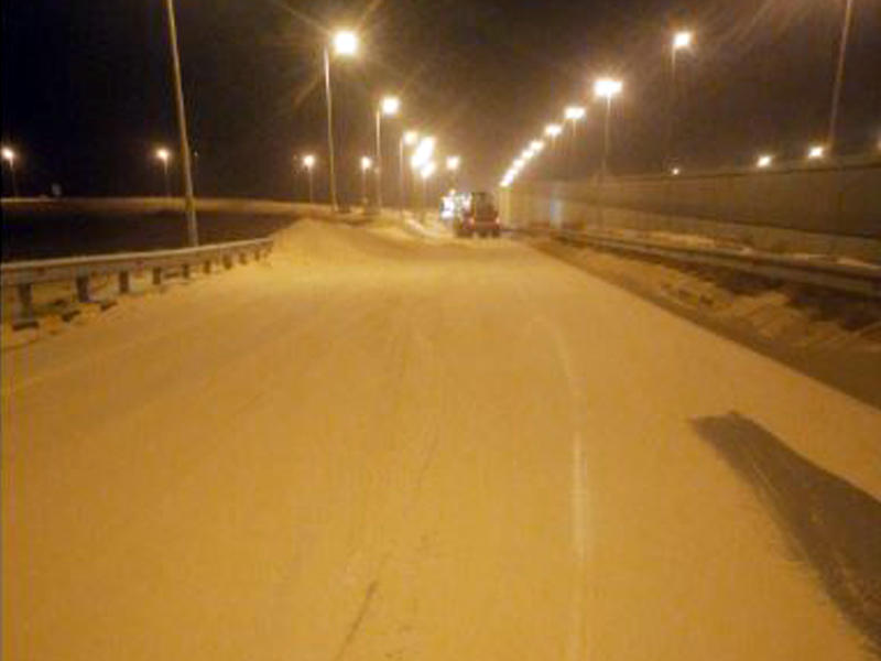 أحد الطرق مغطى بالكامل بالرمال