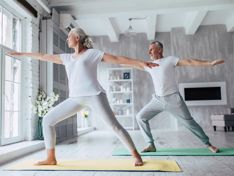 مسنان يمارسان الرياضة 