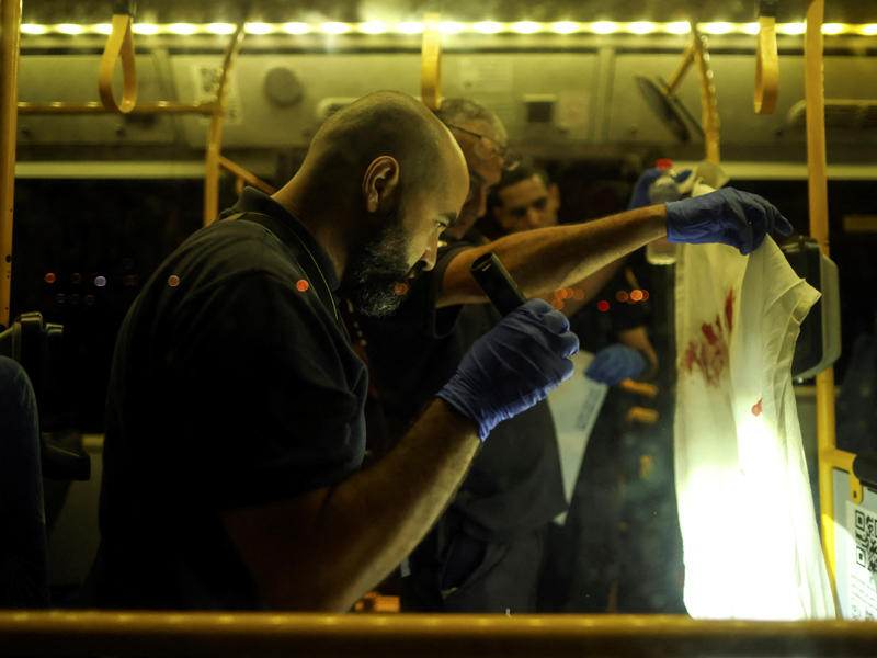 جمع الأدلة داخل حافلة القدس  (رويترز)