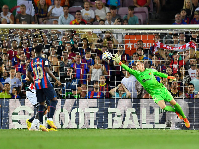 تير شتيغن يتصدى لإحدى تسديدات فايكانو (أ ف ب)