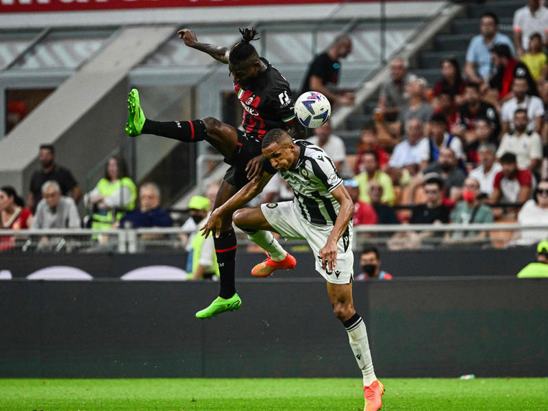 صراع على الكرة بين مهاجم ميلان رافائيل ومدافع أودينيزي رودريغو (أ ف ب)