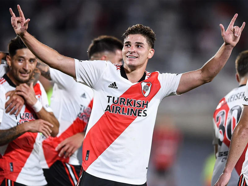 فرحت لاعب نادي ريفر بليت