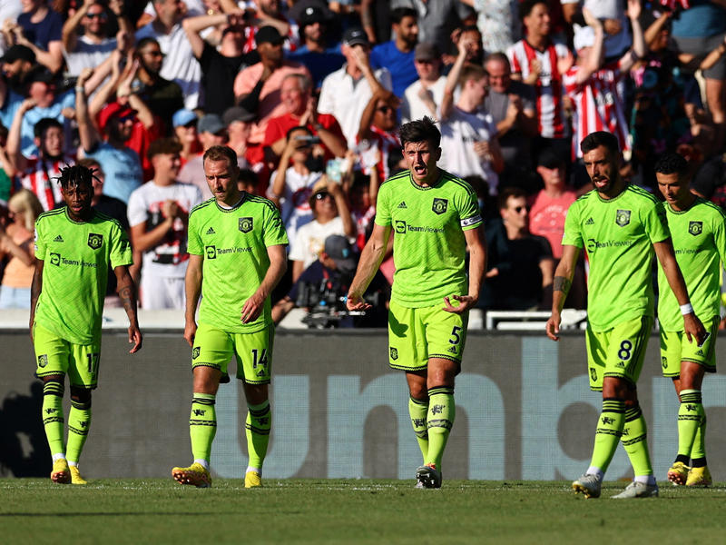 الهزيمة تبدو على لاعبي مانشستر يونايتد بعد مباراة برنتفورد ( أ ف ب )،