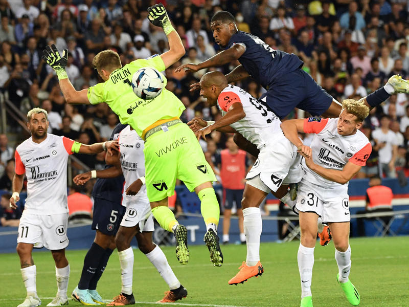 جانب من مباراة سان جرمان مع مونبلييه (أ ف ب)