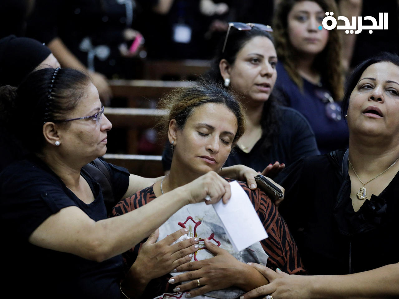 والدة طفل توفي خلال حريق شب في كنيسة أبو سيفين قبل تشييع جنازة الضحايا الآخرين