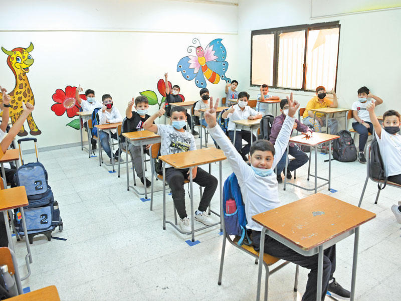 فرحة طلابية بالعودة الآمنة لمقاعد الدراسة (تصوير عوض التعمري)