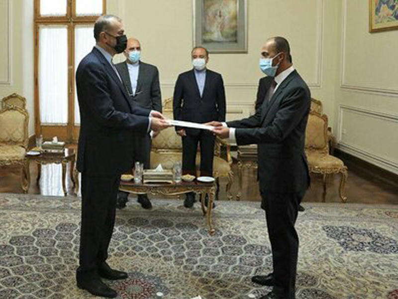 السفير الكويتي الجديد لدى طهران بدر المنيخ يقدم أوراق اعتماده إلى عبداللهيان