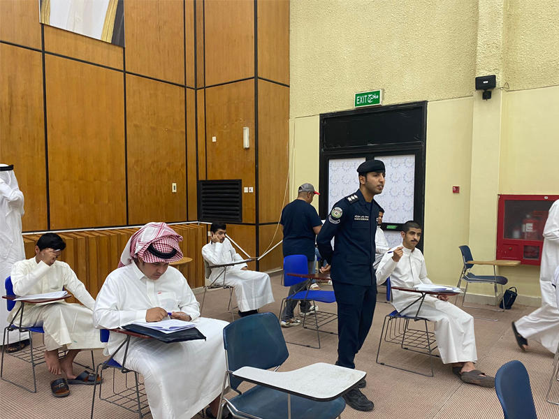 الطلاب يؤدون الاختبارات 