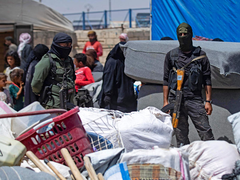 قوة كردية تؤمّن إطلاق سراح سوريين من مخيم الهول بالحسكة (أ ف ب)